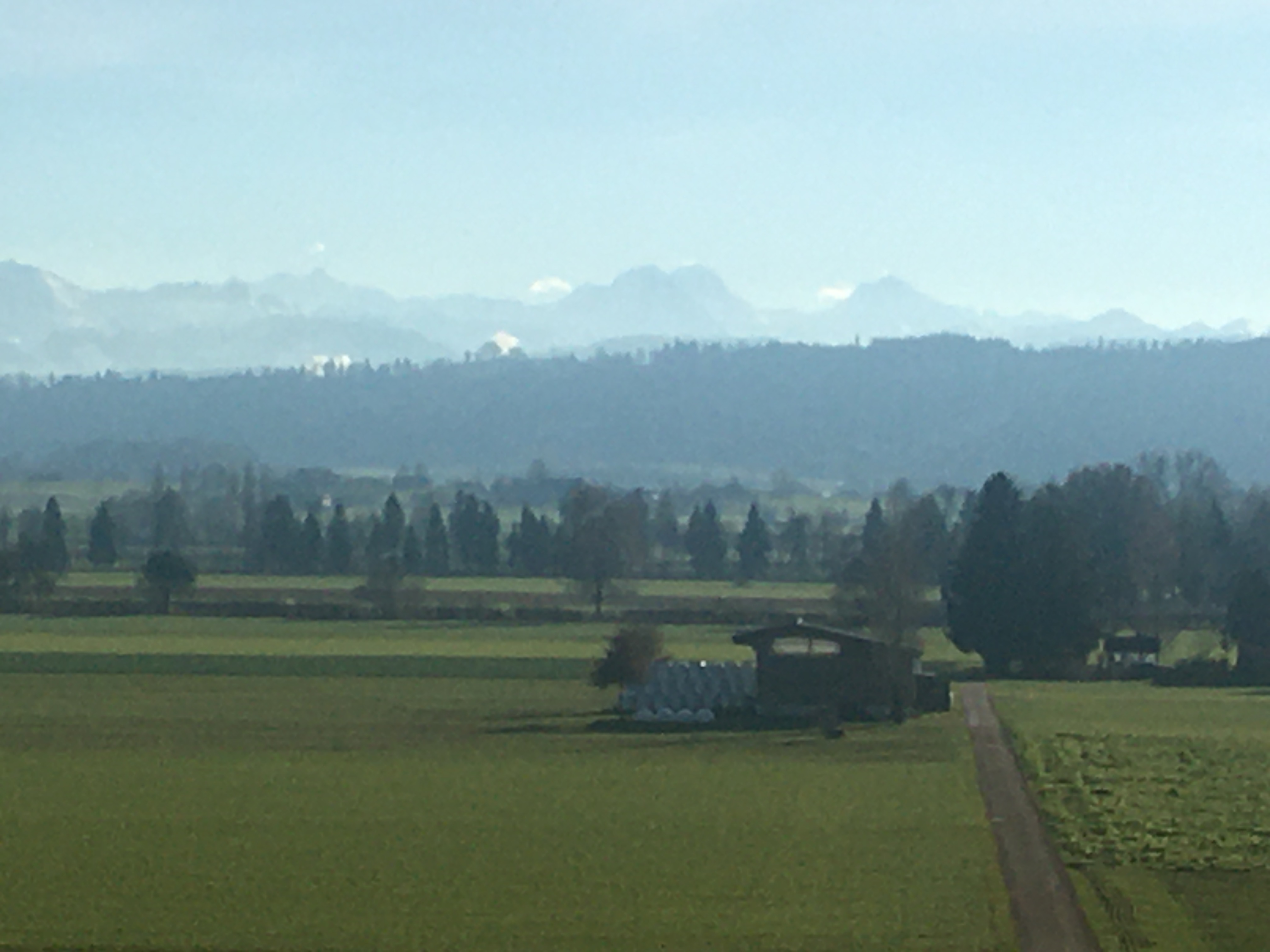 Ausblick von Wauwil über das Wauwilermoss in Richtung Berner Alpen